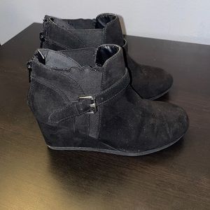 Girls black wedges size 1